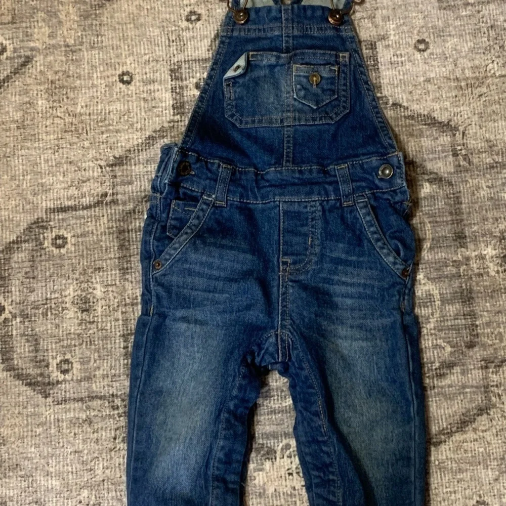 💙 Vintage 18M Denim Overalls & Plaid Shirt Set – Retro Baby Outfit 💙
